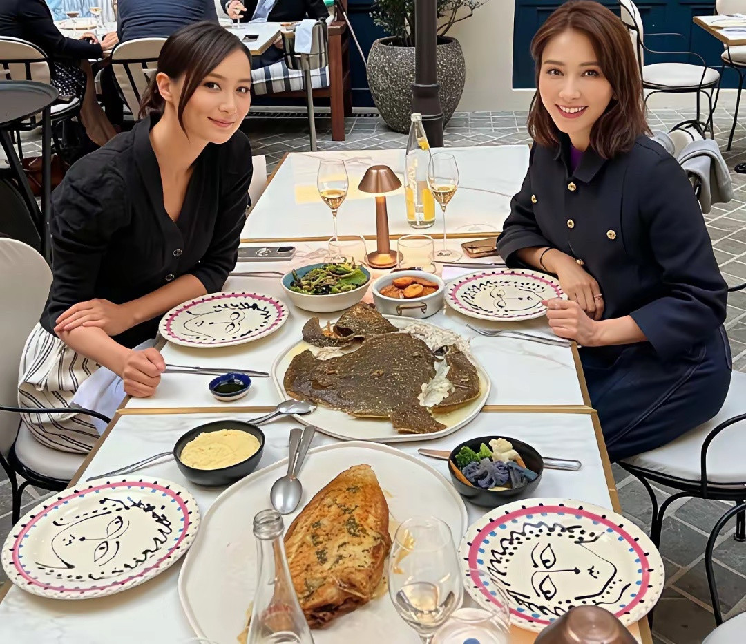 豪门太太黎姿的伙食好丰盛，桌面上放了烤鱼，蔬菜沙拉等，还有两杯酒，有钱人吃一顿饭