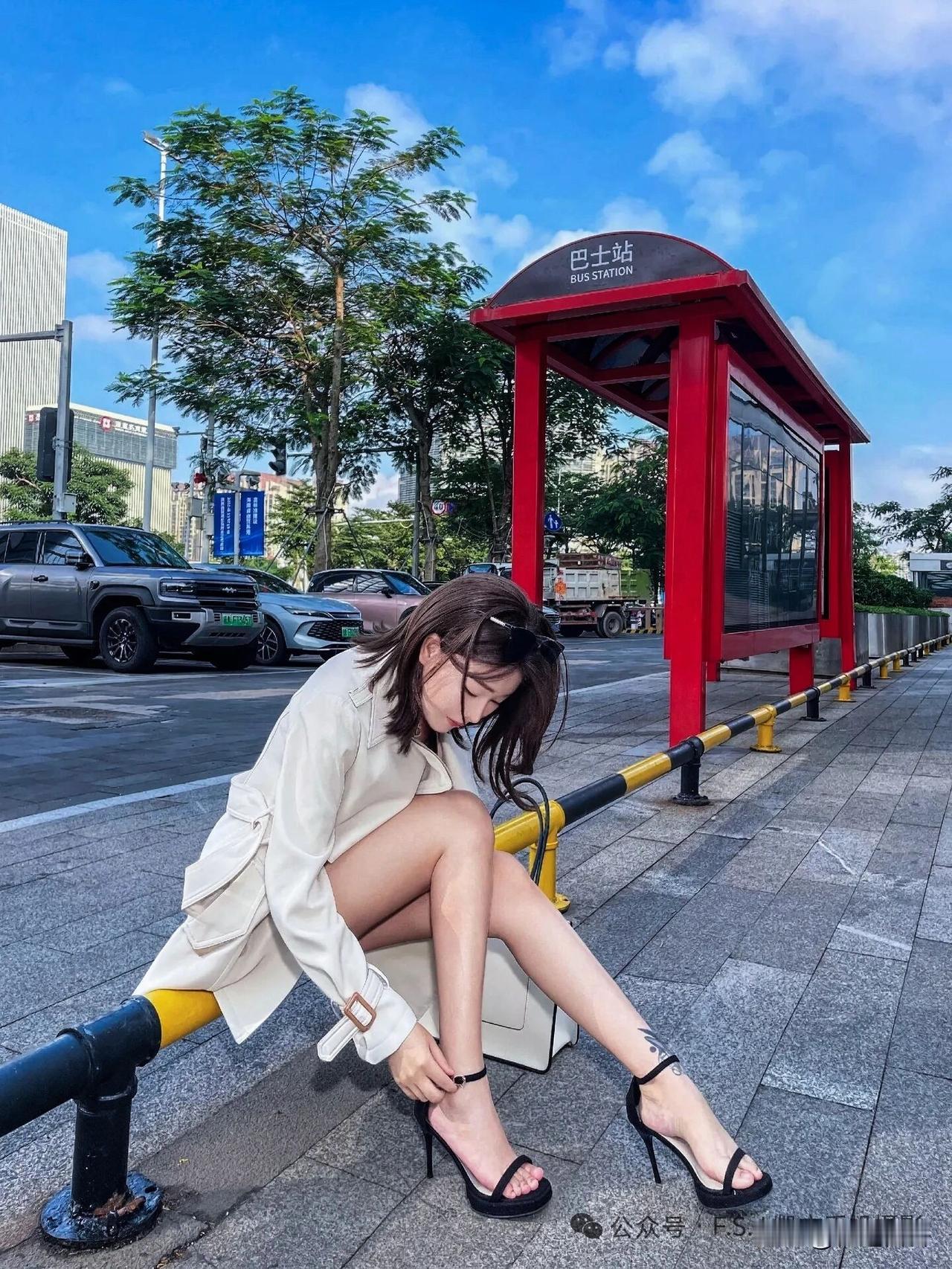 都市街拍，时尚穿搭，巴士站下的优雅瞬间！