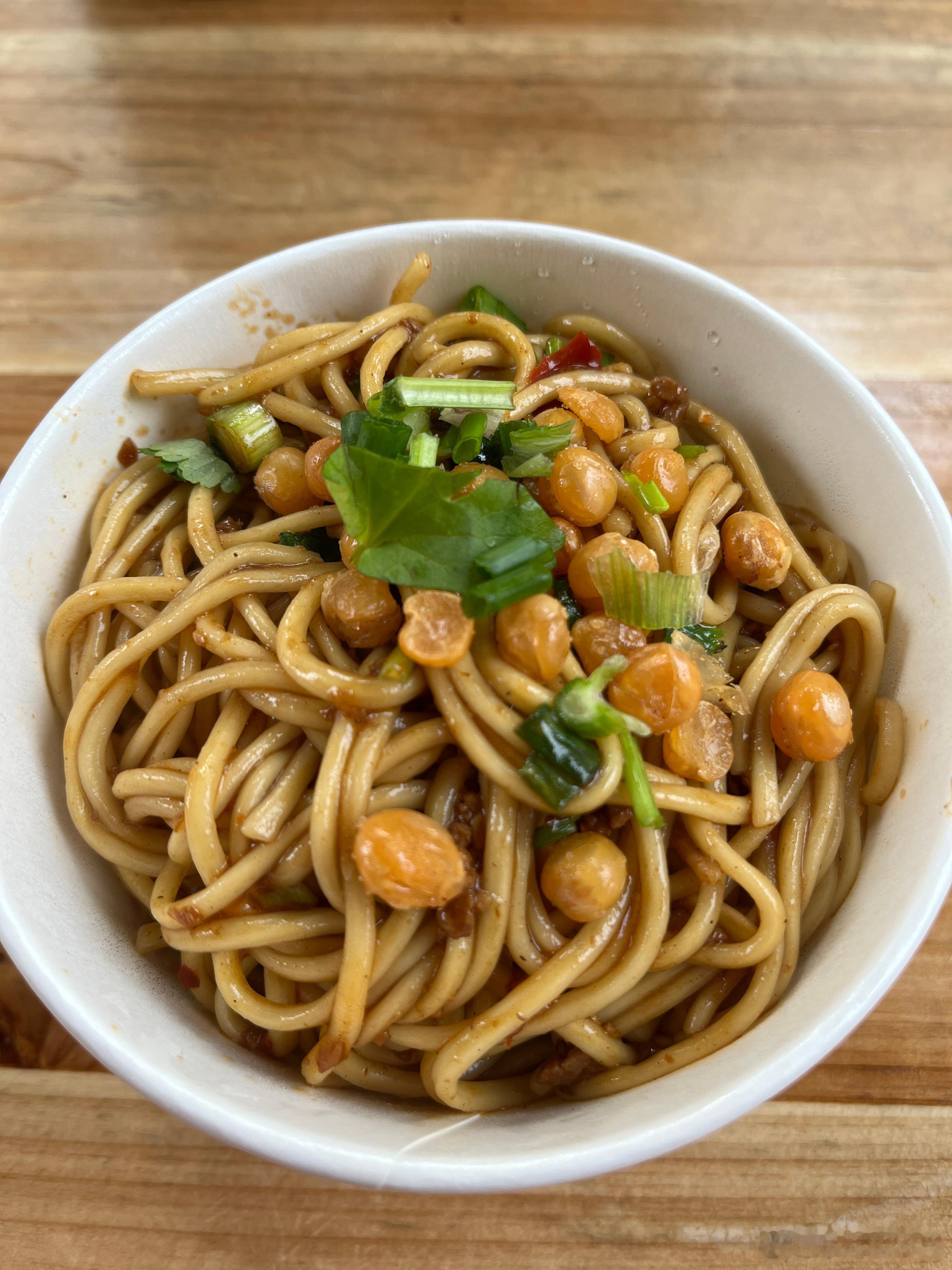 吃早餐了，我叫的是热干面，怎么有点不像，做的炸酱面的感觉，味道还可以。好像在这边