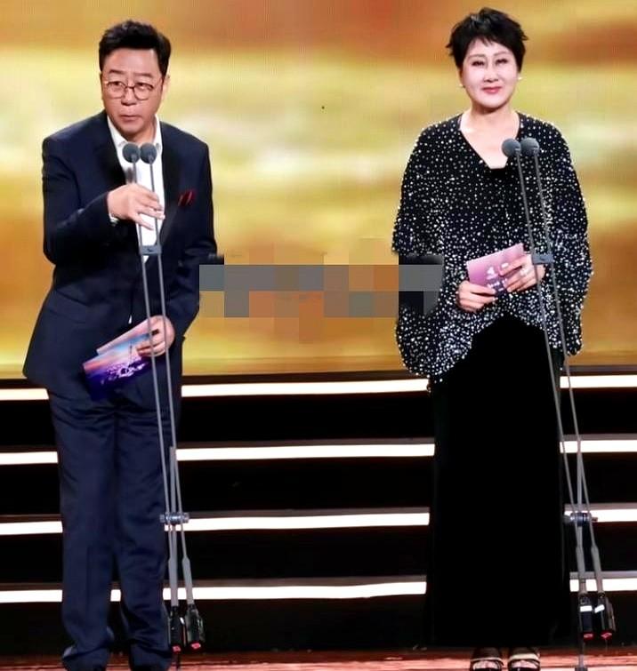 张凯丽“穿对衣服”，却戳中了年龄痛点。最近演员张凯丽因为一套优雅穿搭，被网友