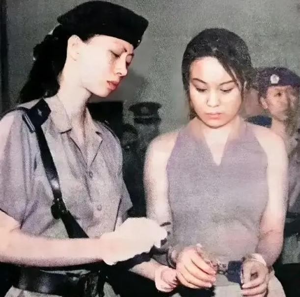 1999年，警方捣毁了位于北京亚运村“七号别墅”的特大“淫窝”。然而，组织者的身