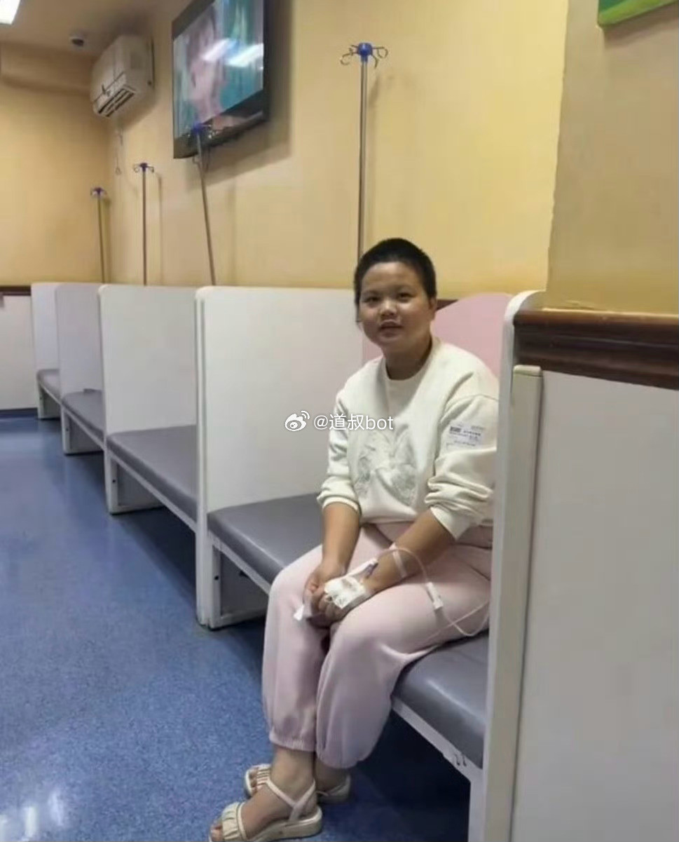 重庆22岁女孩地铁上因身体不适吐血，立即脱下衣服擦干。这位女孩是00后胡心瑶