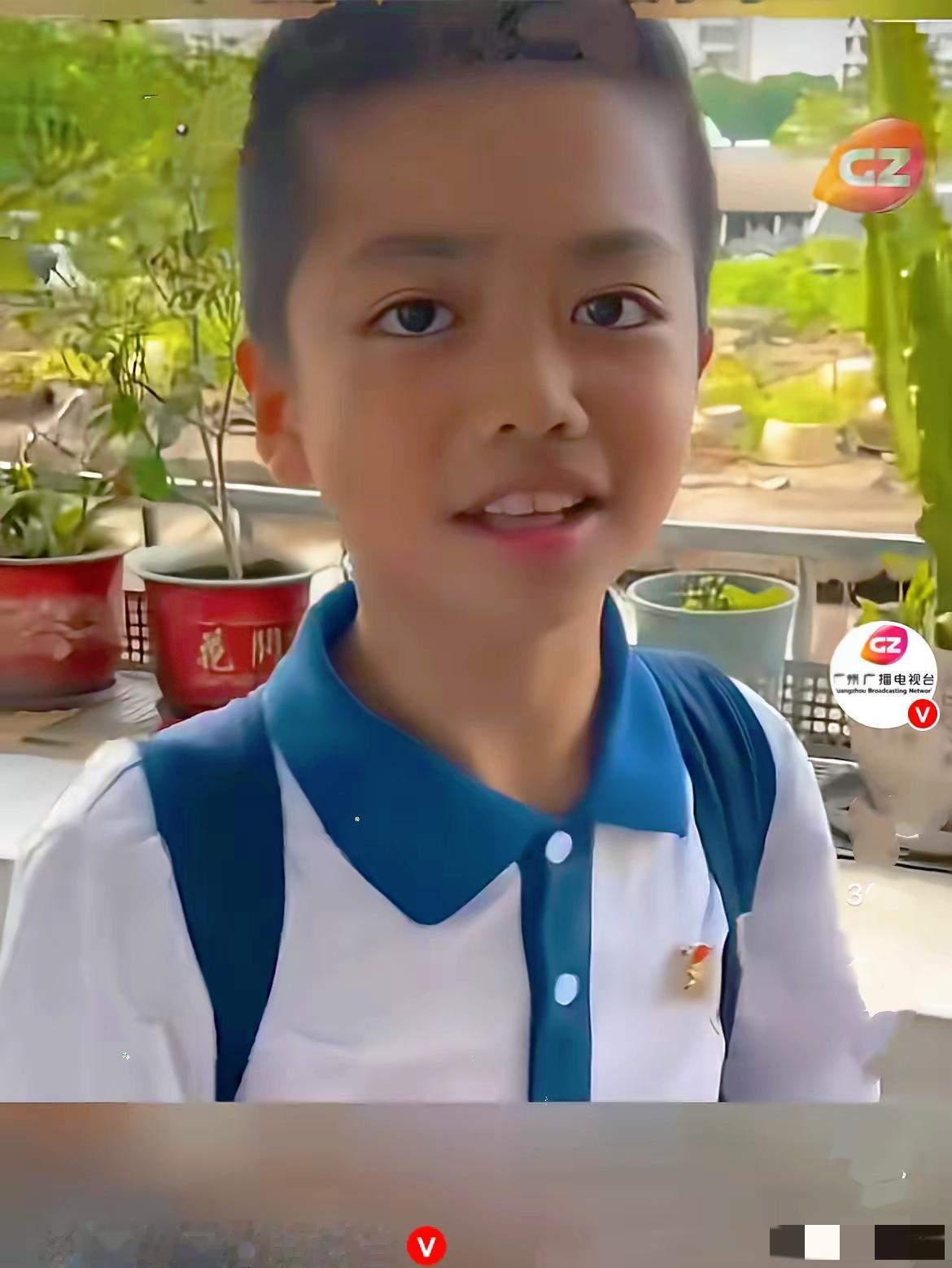 近日，广东一小学生放学回家，推开门随口用普通话说：“我回来了好热，我要先喝口水”