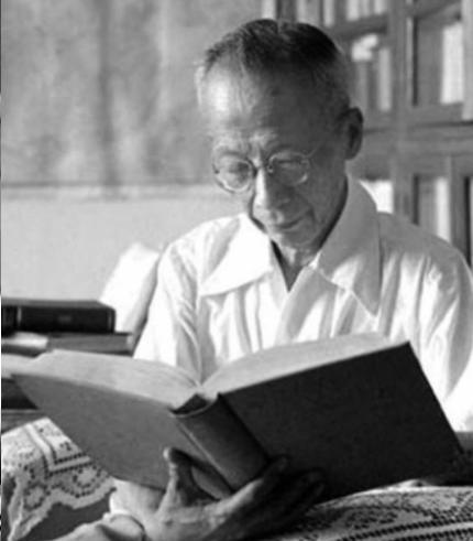 1905年，竺可桢考上中学，和胡适是同学，有一天，胡适当众挖苦竺可桢，“小矮子，