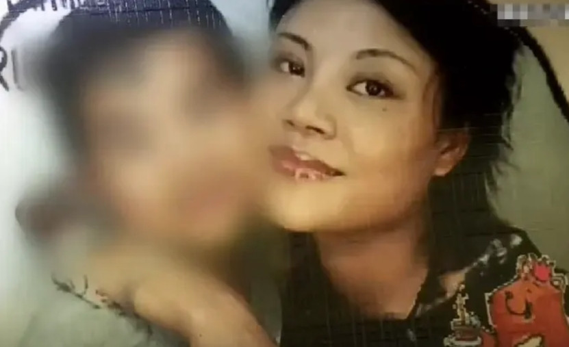 女子与丈夫离婚后，主动放弃了儿子的抚养权，还逼迫丈夫净身出户，自己拿走了家里所有