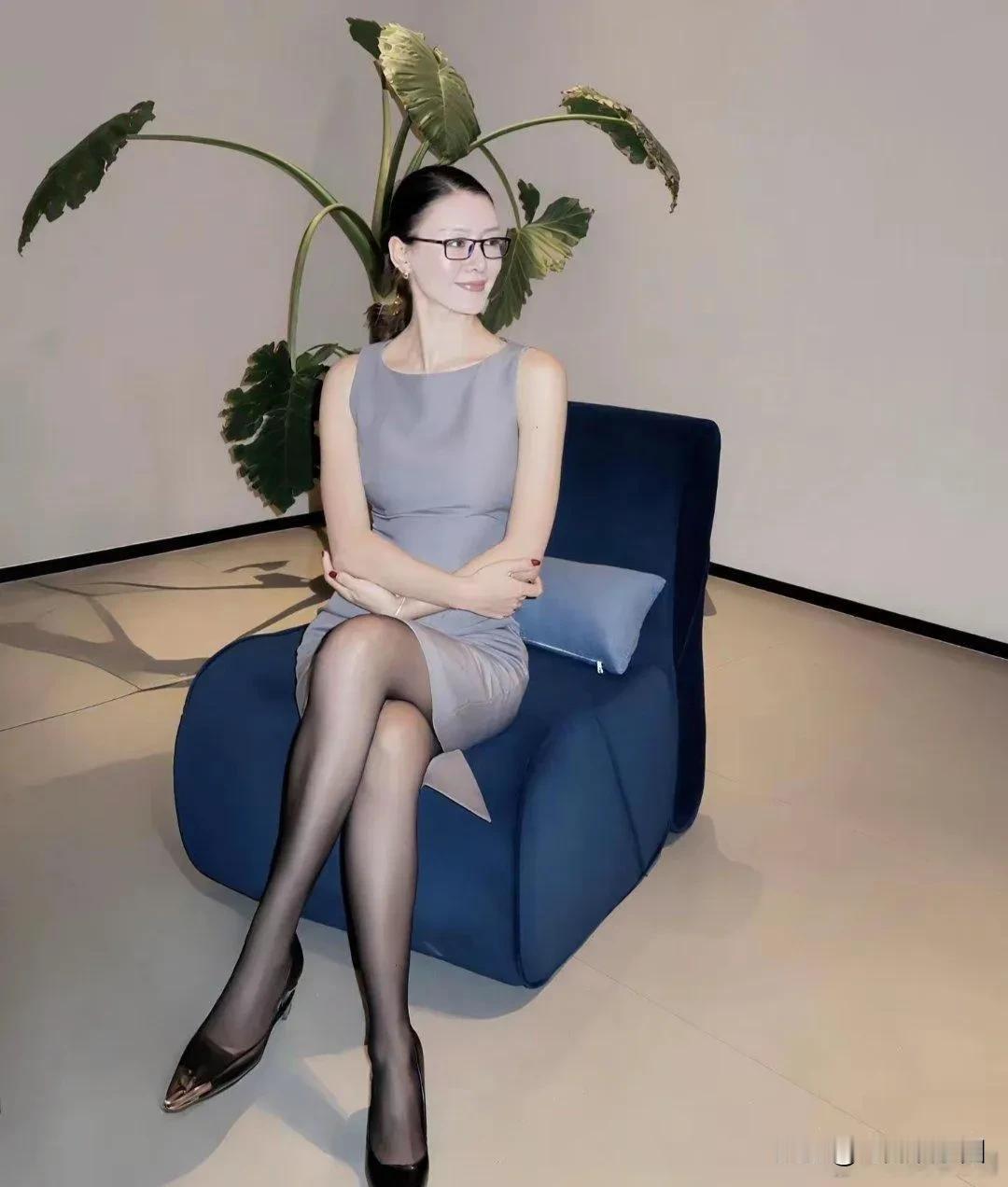 尖头黑丝少妇诱惑十足好多有钱的人都幸福吗?