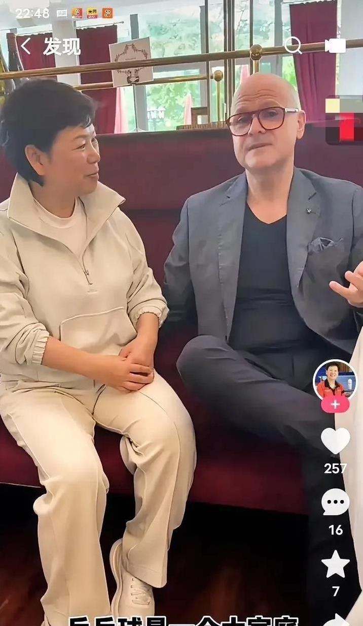 刚在倪阿姨视频里刷到樊振东和俱乐部主席同框！主席本人出来打招呼，乐得合不拢嘴，原