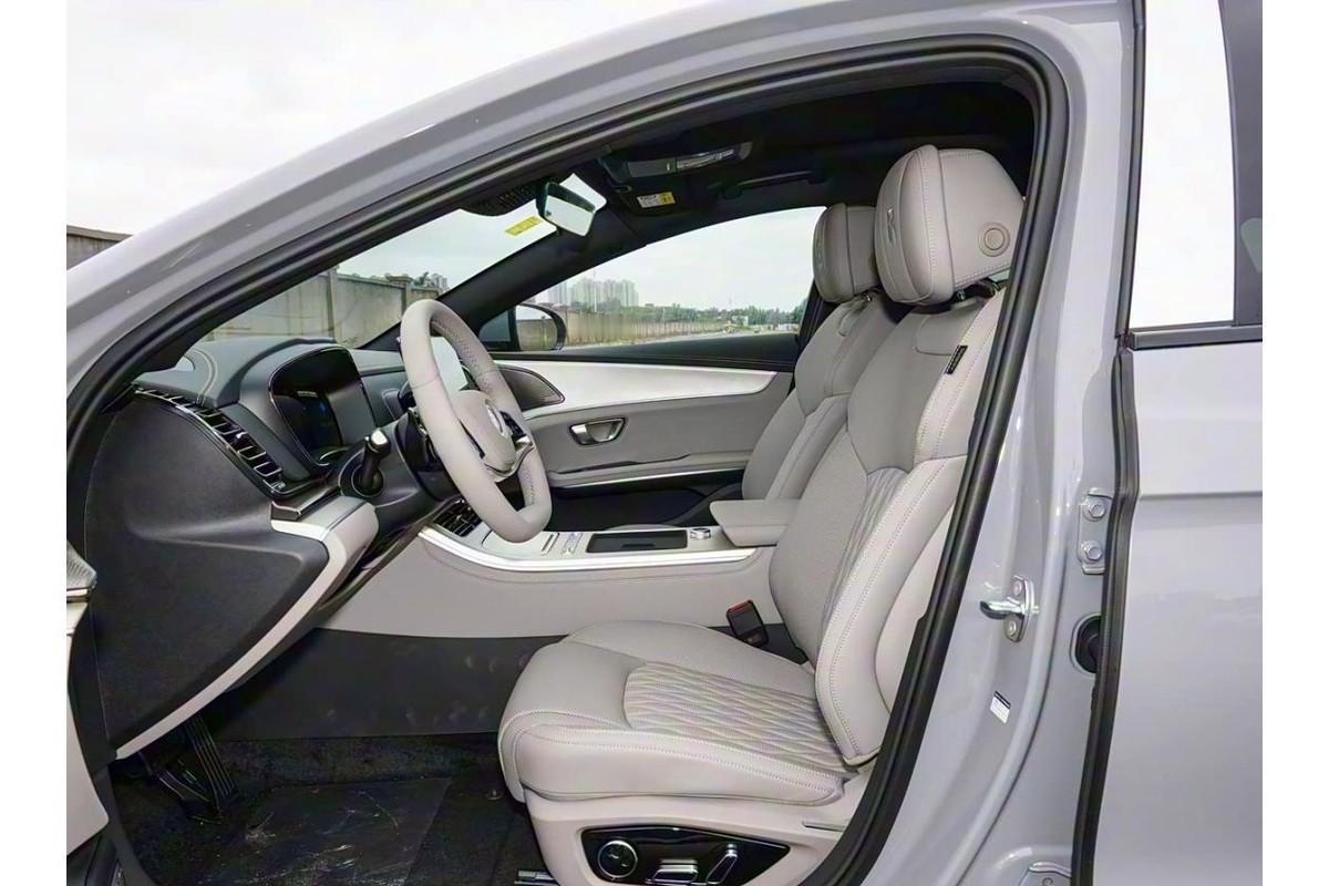 韩国人这回算是把自己给拆懵了。买了台崭新的比亚迪汉L，螺丝刀、扳手备得齐齐的，