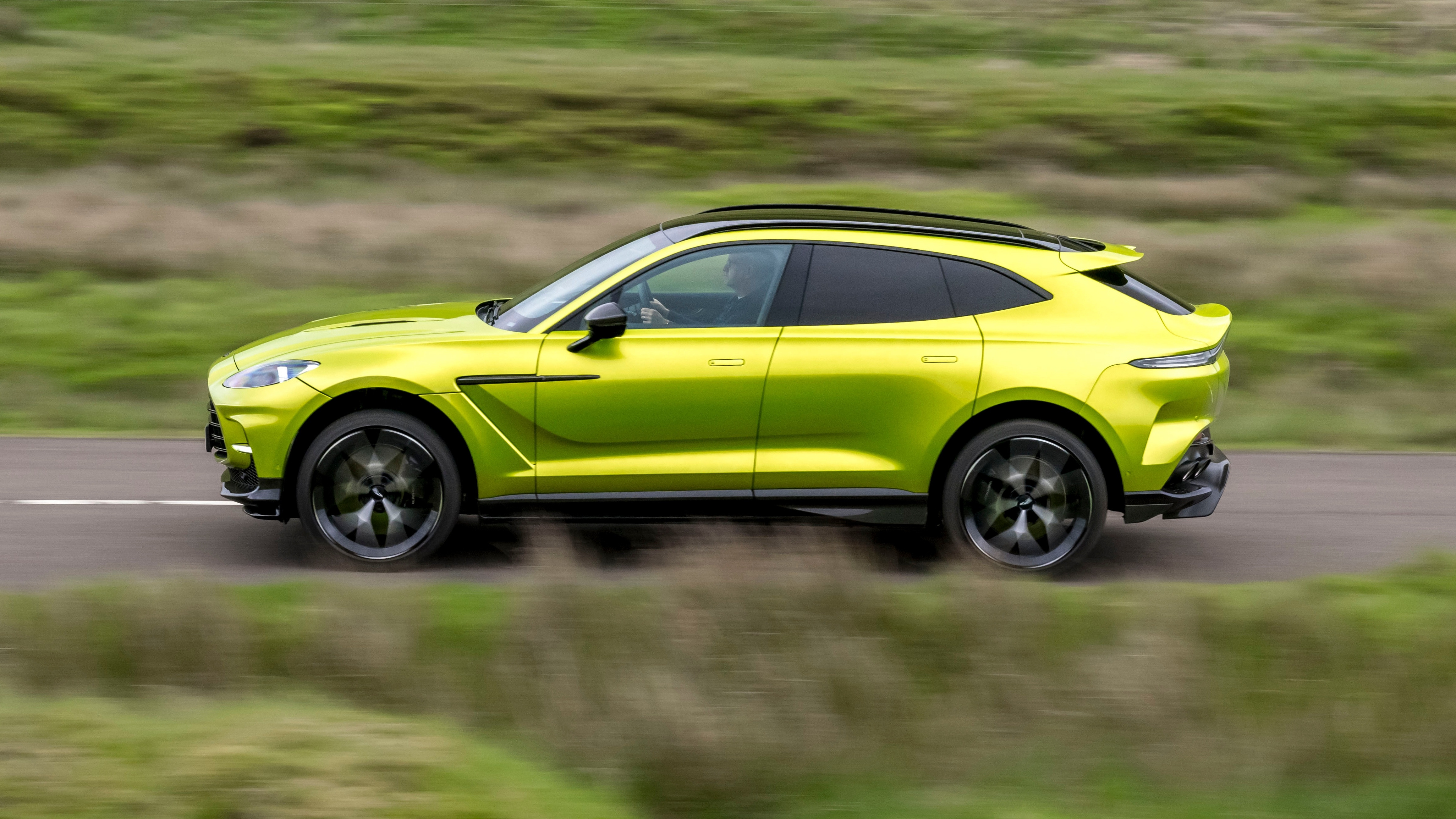 AstonMartinDBX7074.0LV8双涡轮增压707马力，90