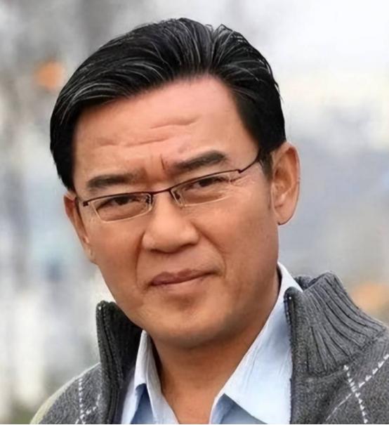 1989年，李立群成名后，父亲试探性的对他说：“其实在河南老家，你还有一个同父异