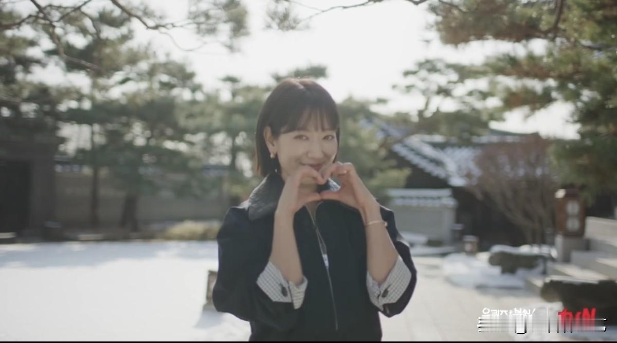 19日，演员朴信惠通过Instagram上传了多张照片。公开的照片中，朴信惠的童