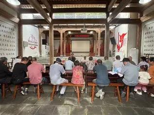 上世纪八九十年代，乡镇普通干部一年去县里开会也就一两次，就算是乡镇书记、镇长，开