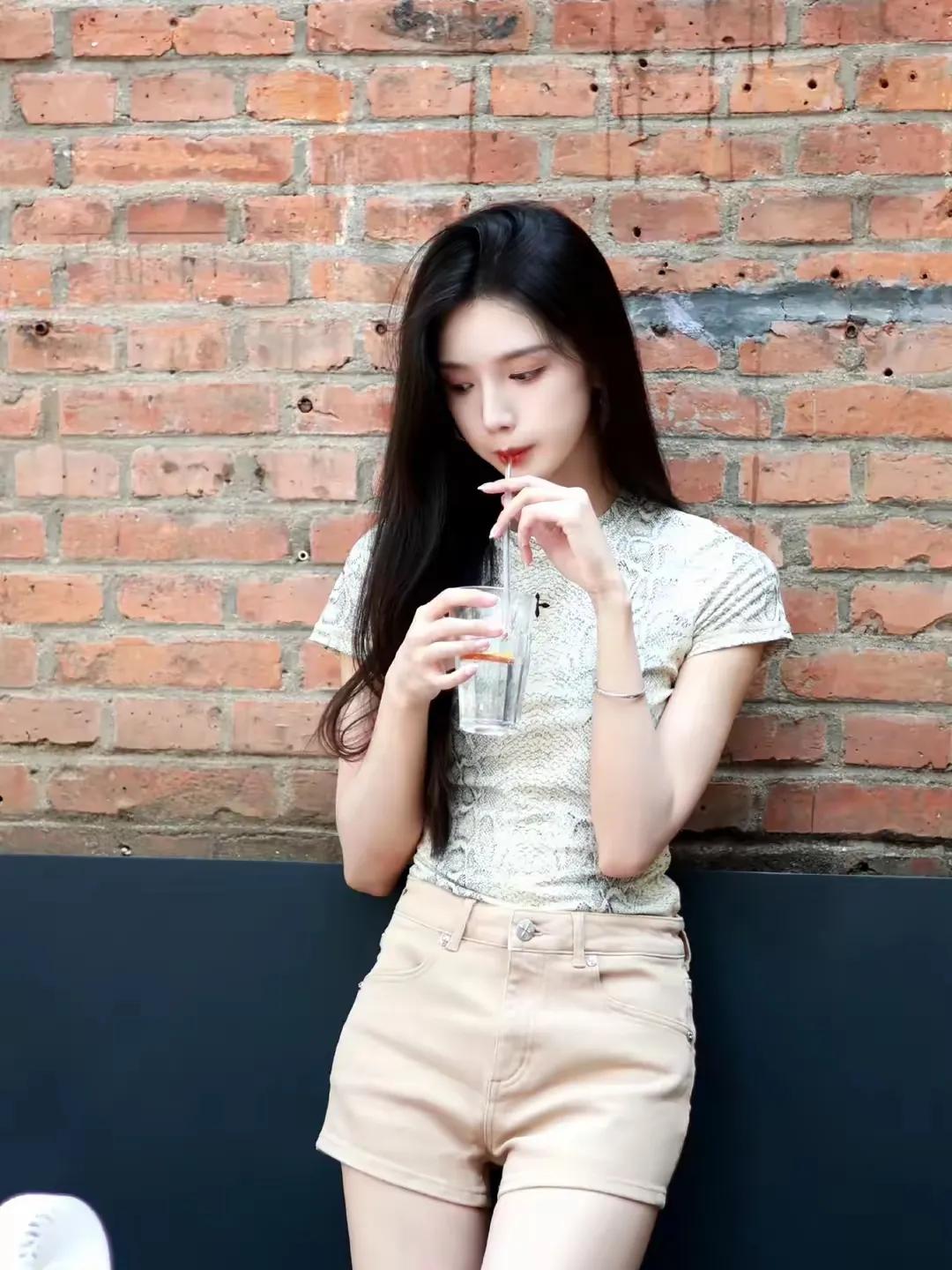 演员肖雨，娱乐圈低调美女，颜值惊艳，自带“清冷气场”