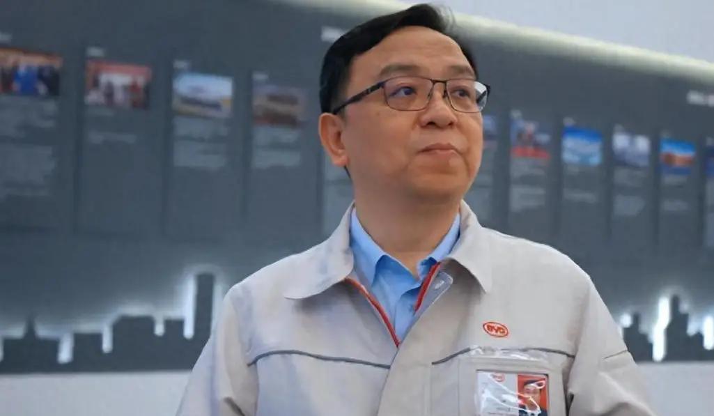 王传福判断中国新能源汽车出海的窗口期只有三年。如果不是下饺子式的建设滚转船，德国