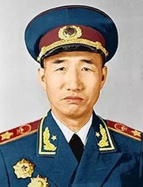 1949年的中国战场上，有群特殊的指挥官有人刚脱下国民党军装，有人从长征路上一路