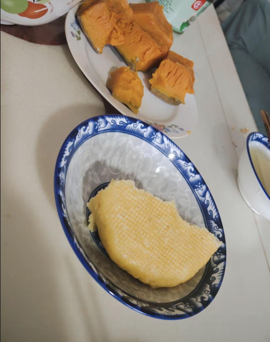 我家小子从会吃饭起就特迷那个黑豆玉米窝头，硬邦邦的那种，外婆每次见面都提前蒸好带