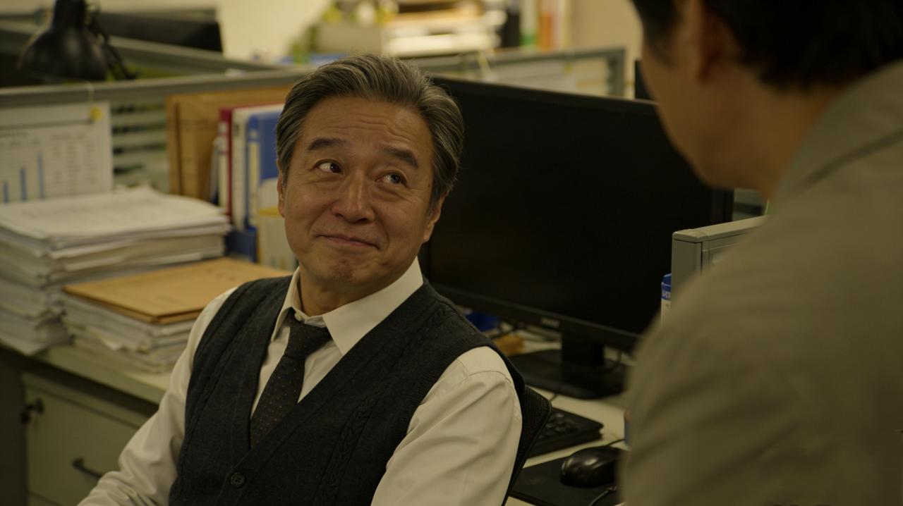 同事老王被裁了。走之前他请我吃饭，说在这公司干了十二年。我问他赔偿谈得怎么样