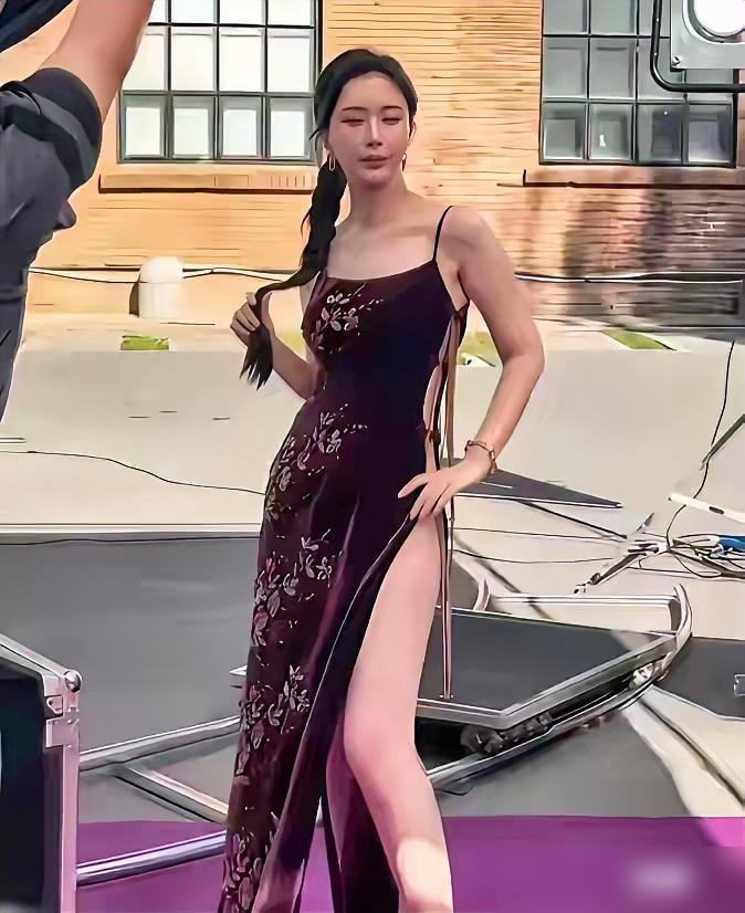 就凭电影节敢穿成这样，田朴珺就绝对不是个简单人物！这次她在公开场合的着装风格