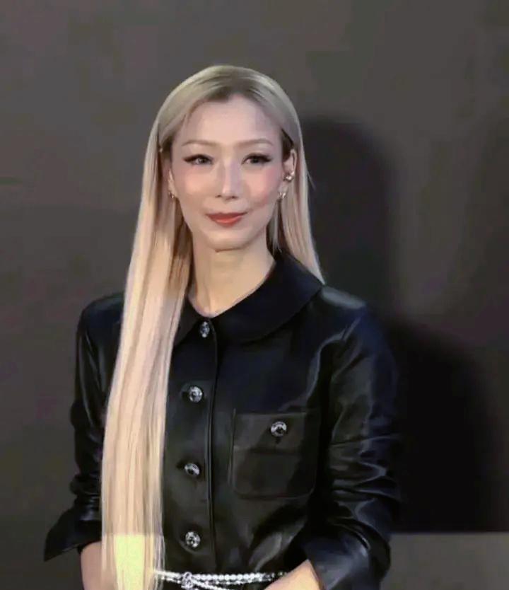 救命！昨天（6月24日）刷到郑秀文现身香奈儿J12BLEU派对的视频，直接被姐