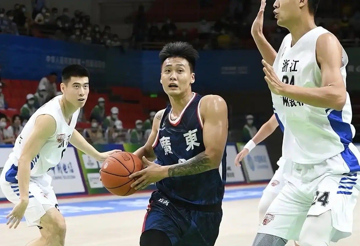 广东全运男篮巨星赵睿真是太口无遮拦了！最近代表广东男篮参加全运会的赵睿接受了媒体