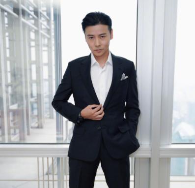 动作演员不易！张晋的微动作骗不了人四月份时在国外度假突发心脏剧痛，急救
