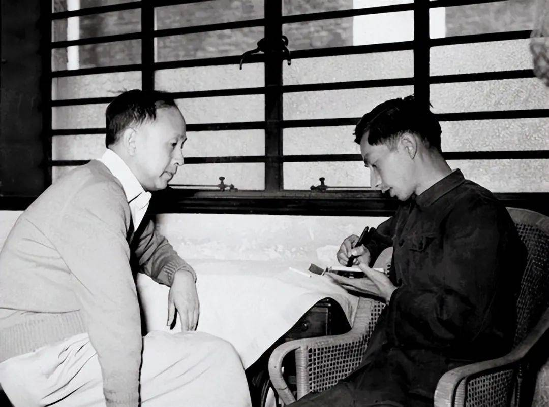 1964年，钱学森在家吃晚饭时，突然闻到了一道菜的味道有些发苦，就皱了皱眉，对家