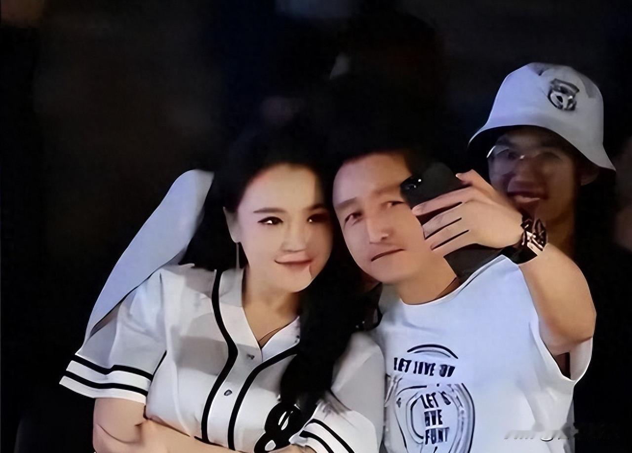 邹市明冉莹颖卖了外滩房，七年没缓过劲来，拳馆关门后他们还在干啥？2026年6月