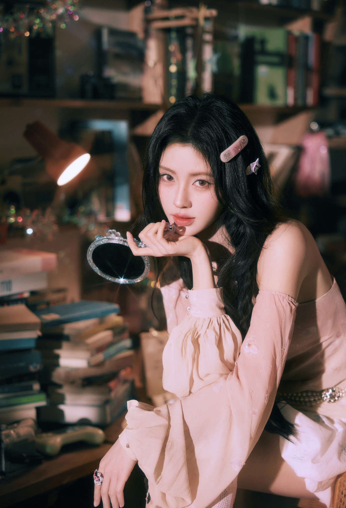 王一博是乐华的爹鞠婧祎是丝芭的妈而他们是我在内娱唯一的父母