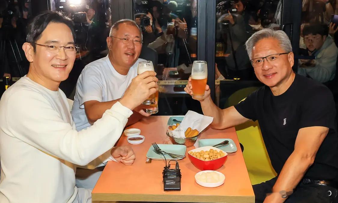 黄仁勋炸鸡店调侃李在镕:我用三星时你还是小孩!三星终于翻身了10月30号,