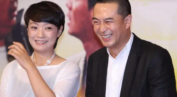 2008年，张嘉译成名之后，买了价值7000万的别墅和200万的豪车，可他的前妻