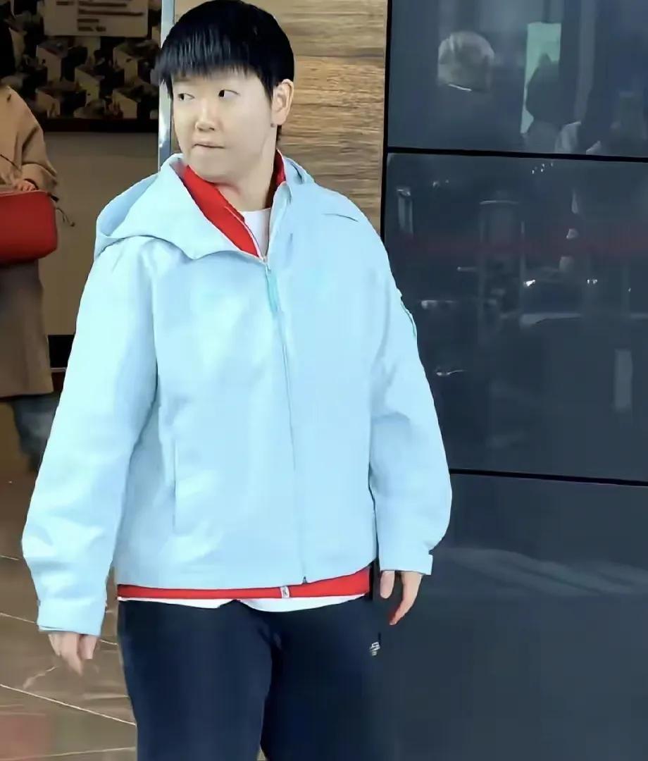 孙颖莎一亮相，穿衣风格就被人吐槽，她的实力，就是她最好的外套孙颖莎一亮相，镜头