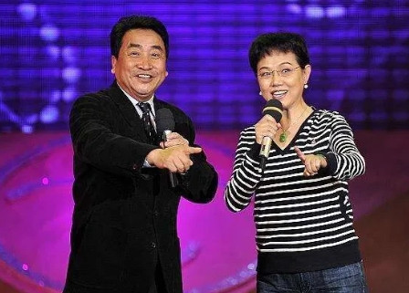 1998年，姜昆拨通了老婆的电话：“我打算领养一个孤儿”，身在美国的李静民不同意