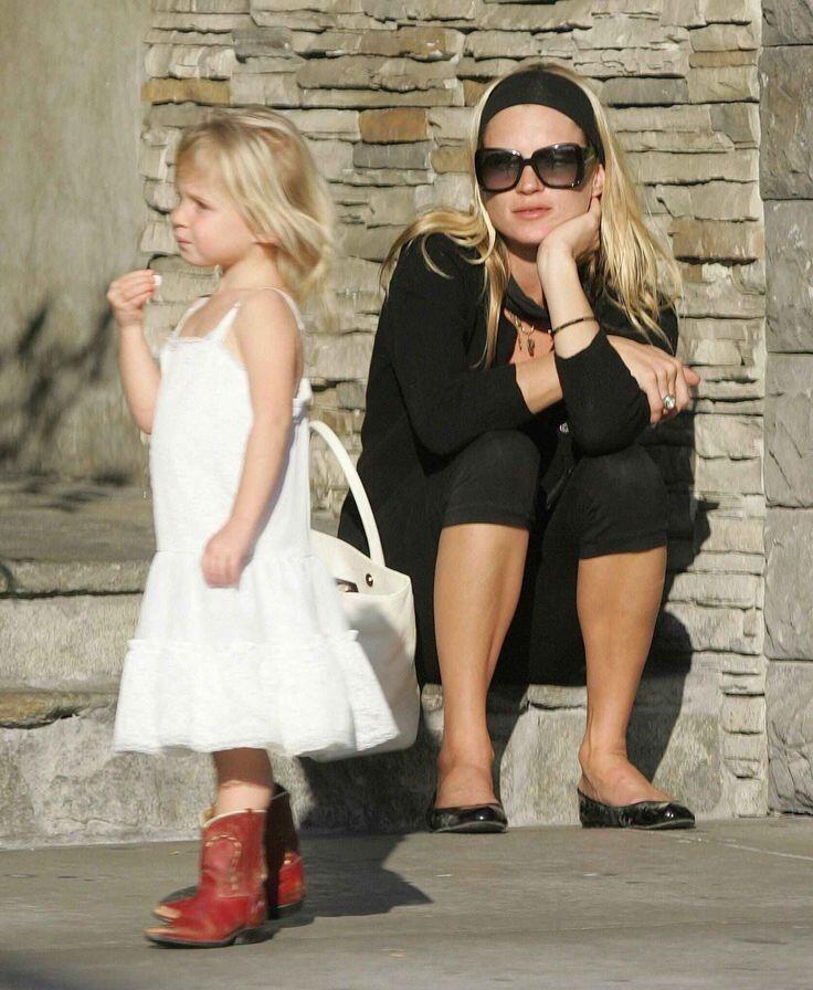 当你有一个当明星的妈妈，你也会留下一堆很酷的童年街拍lilamoss和她时髦了