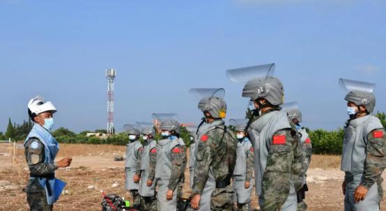 泽连斯基扬言“每天1000架无人机炸翻天”，解放军扭头就去了俄罗斯——带的不是导