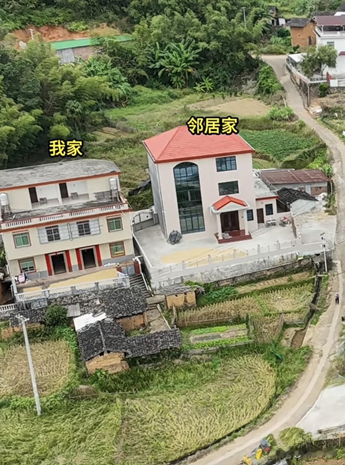 当初邻居家还没建新房🏠时，他答应以一千元价格让我从邻居家前面过，这样我的小