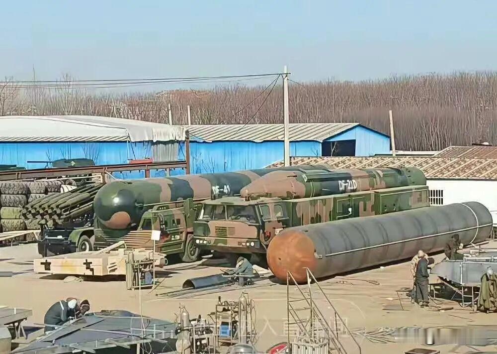 美国看到中国东风-41的“作坊画面”，真会信这是假的？说白了，有些东西你摆出