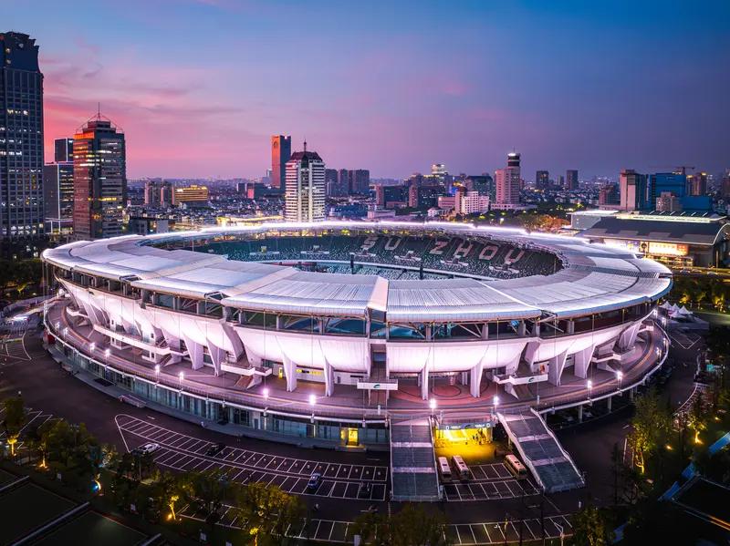 苏超的赞助模式挺值得推广的。202赛季苏超采用“散装赞助”，从巨头到街边小店，3