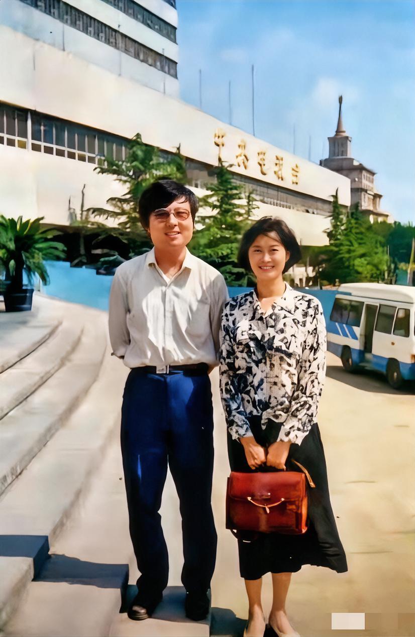 这是一张旧照片，纯天然美女，估计80%的人都认不出来是谁