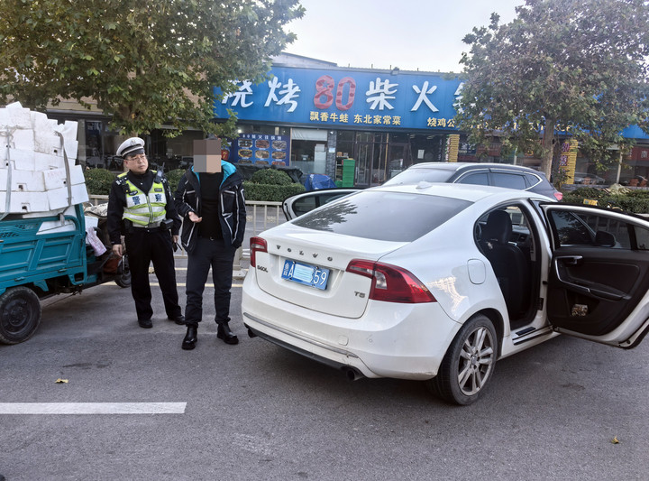 违停还遮挡号牌, 济南一驾驶人被罚