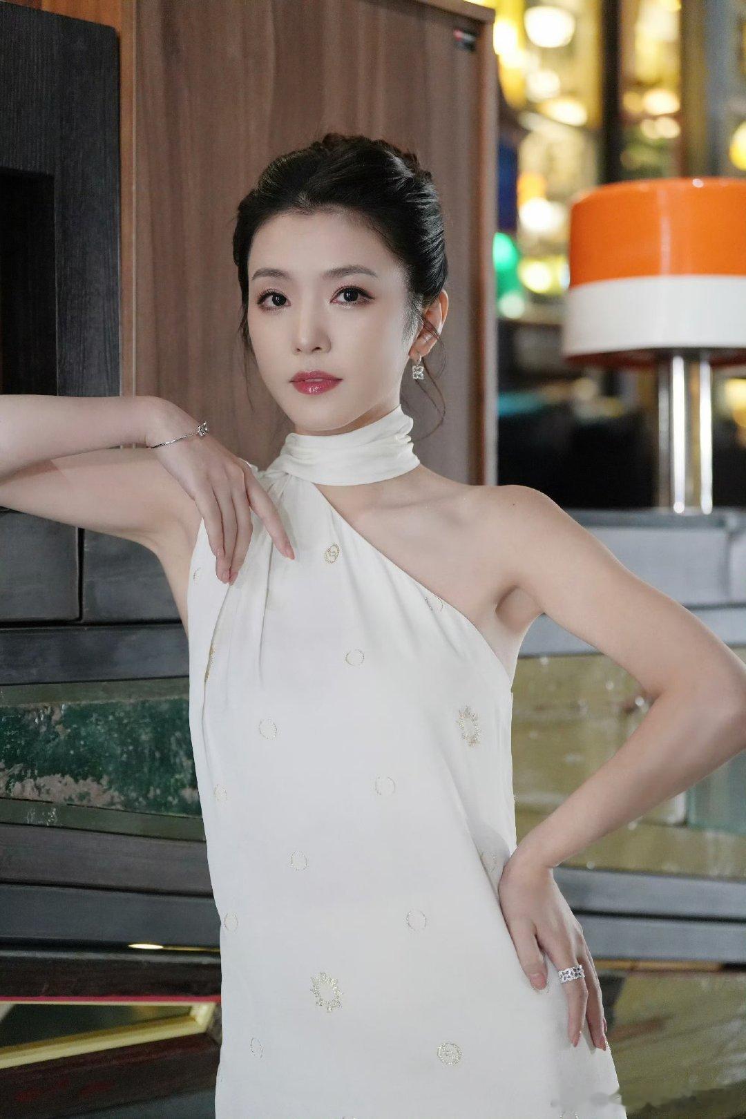 李云霄好适合穿白色，人如其名如云朵一般无瑕，这身材也太好了😍😍​​​