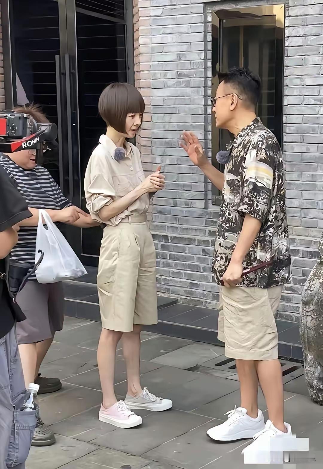 真的，挺佩服她，几十年来身材一直没变，一直保持自己认为最好的状态。有个会觉得，