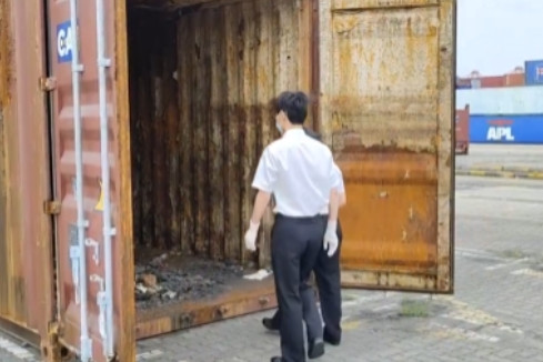 太坏了！”浙江一海关对入境集装箱检查中发现，说是空箱子却有重量，打开一看，箱中物