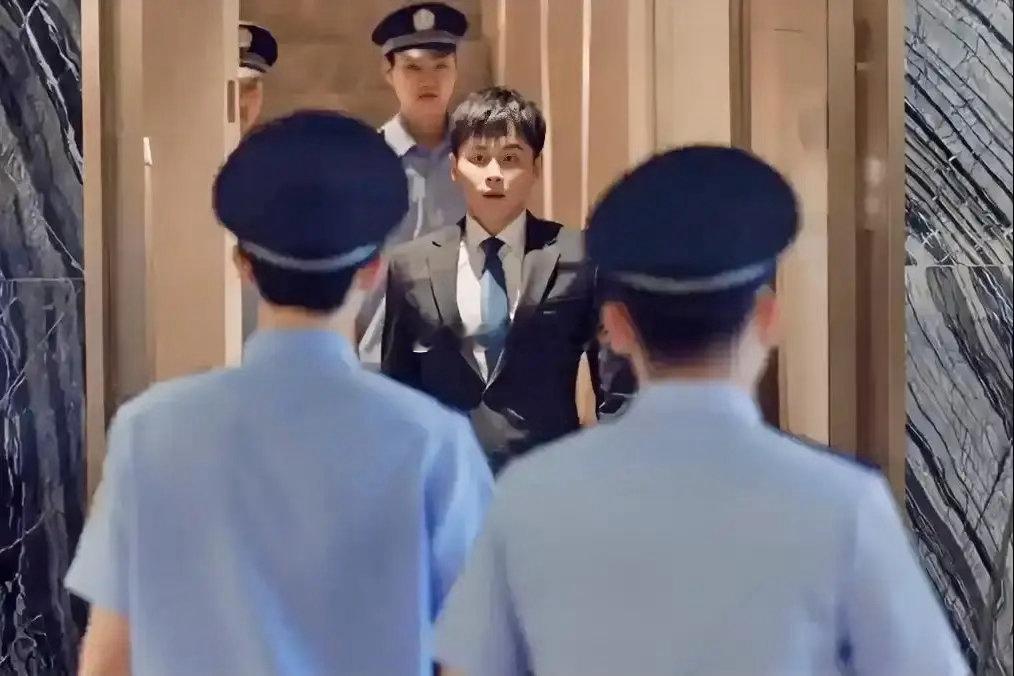 《爱情有烟火》大结局，李亦非亲自报警抓的人，是赵德。这个跟了他多年的助理，老实、