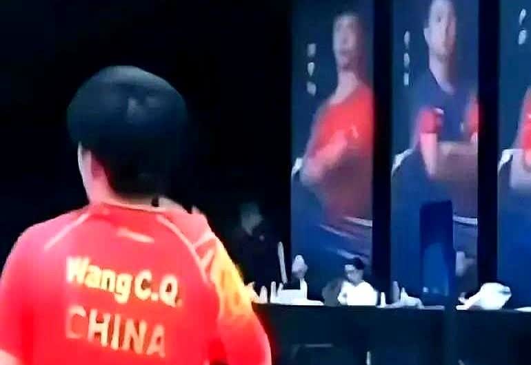 决赛最要命那一分，王楚钦突然抬头看观众席。镜头都没跟上，但懂的人都懂，他在找
