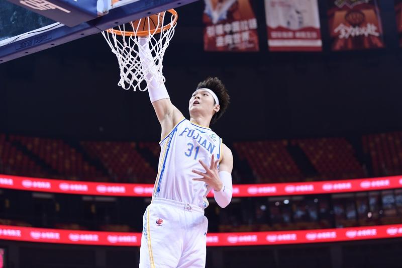 真搞不懂上海久事男篮为啥卖掉程望樊。这小伙子打球挺聪明，潜力不小。2022年他加