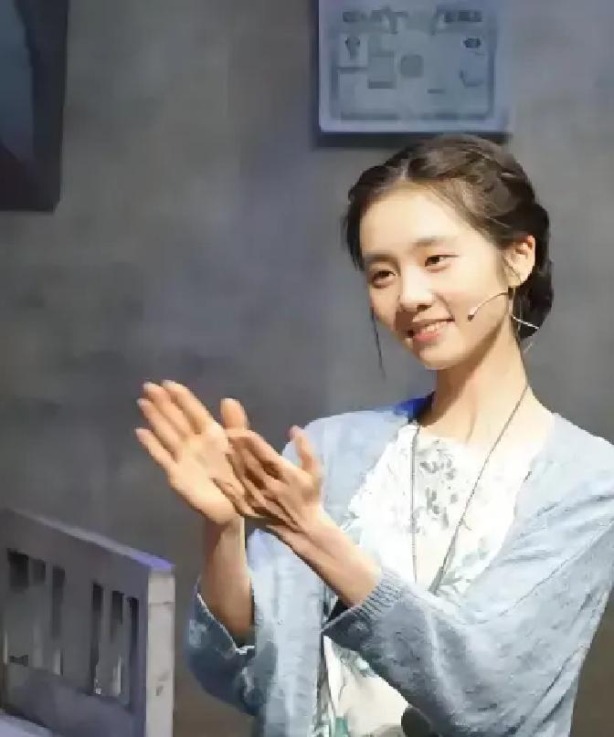 这事儿挺有意思的，黄多多在国内反而穿得成熟大胆，一到国外留学，立马变成了白纱裙、