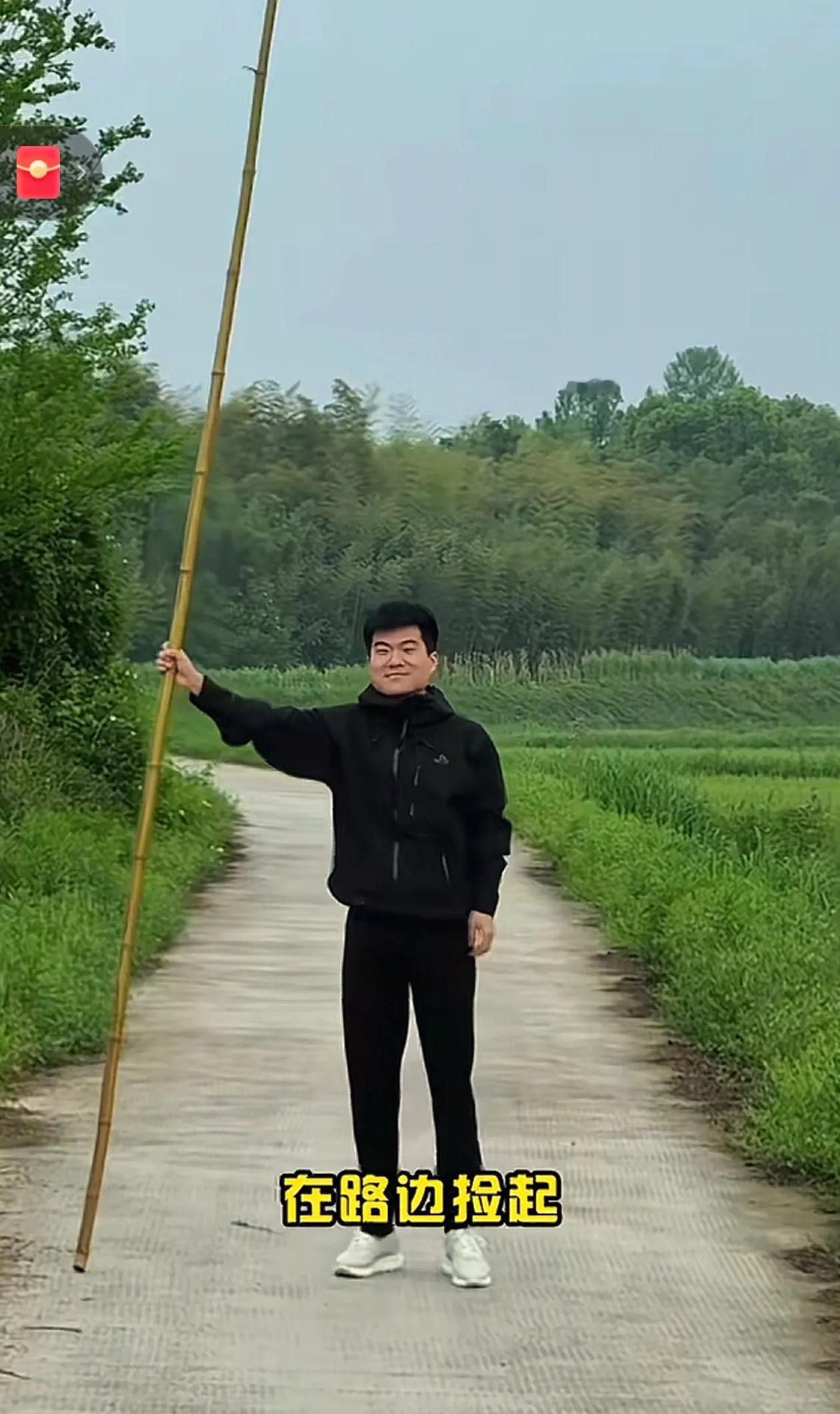 从胖东来的痛哭流涕看董宇辉有多么不易。最近胖东来被一个叫柴怼怼的黑子激怒，此
