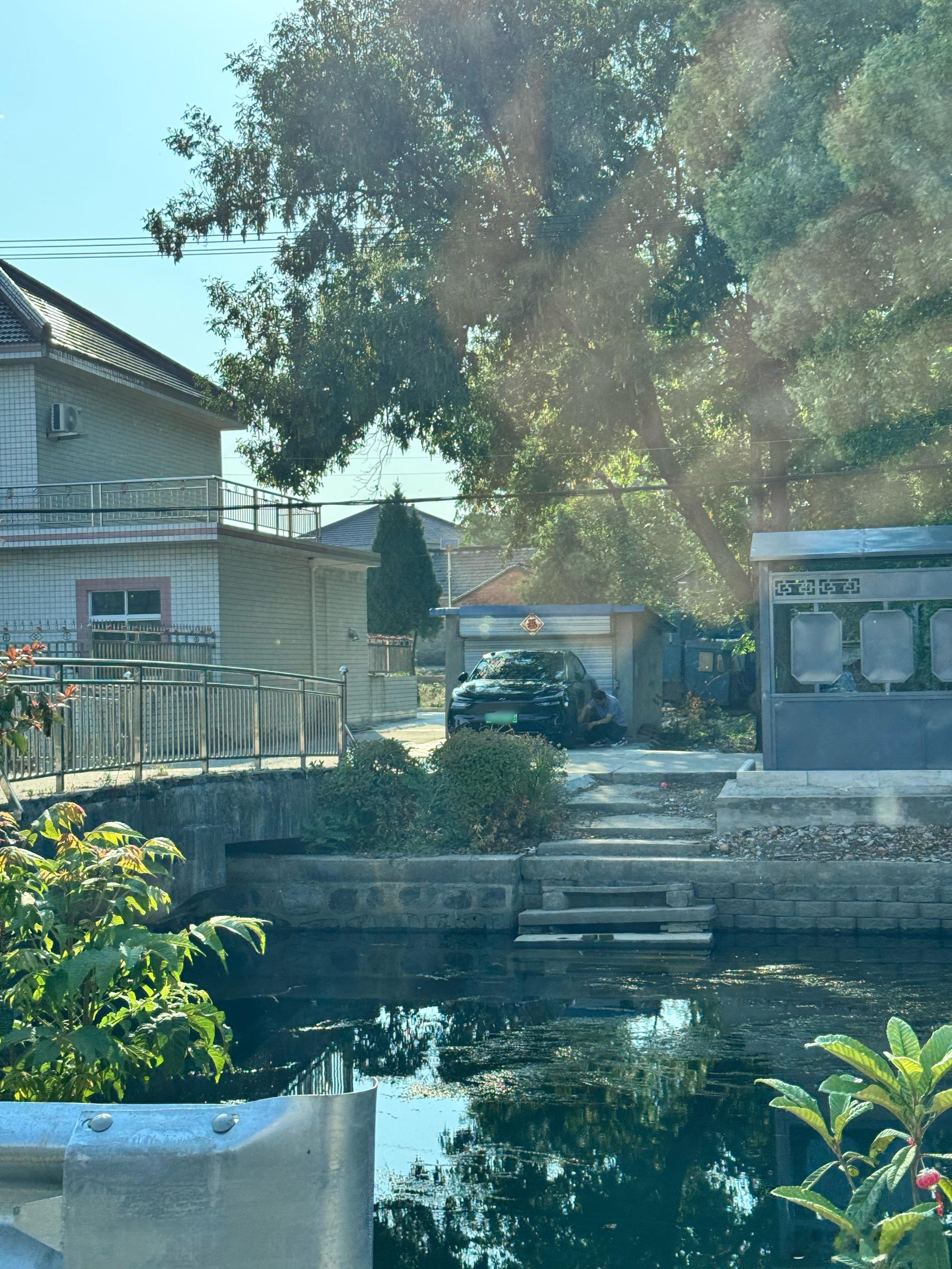 今天露营，在曲折的小路上居然看到一台黑色乐道L60，而且还在家里洗车，果断抓拍一