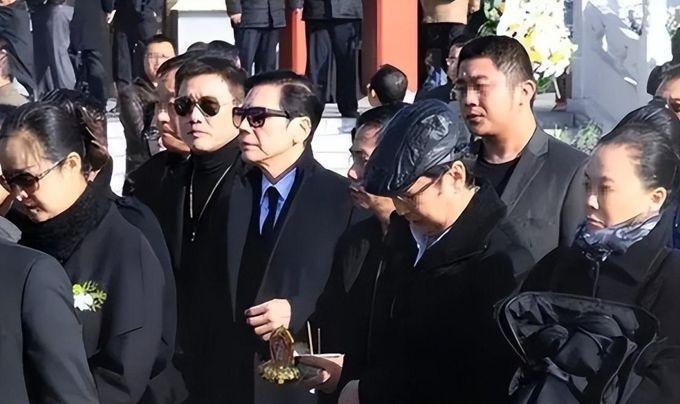 向太陈岚与儿子向佐悲痛致祭，大批反黑组警员现场戒备​​​