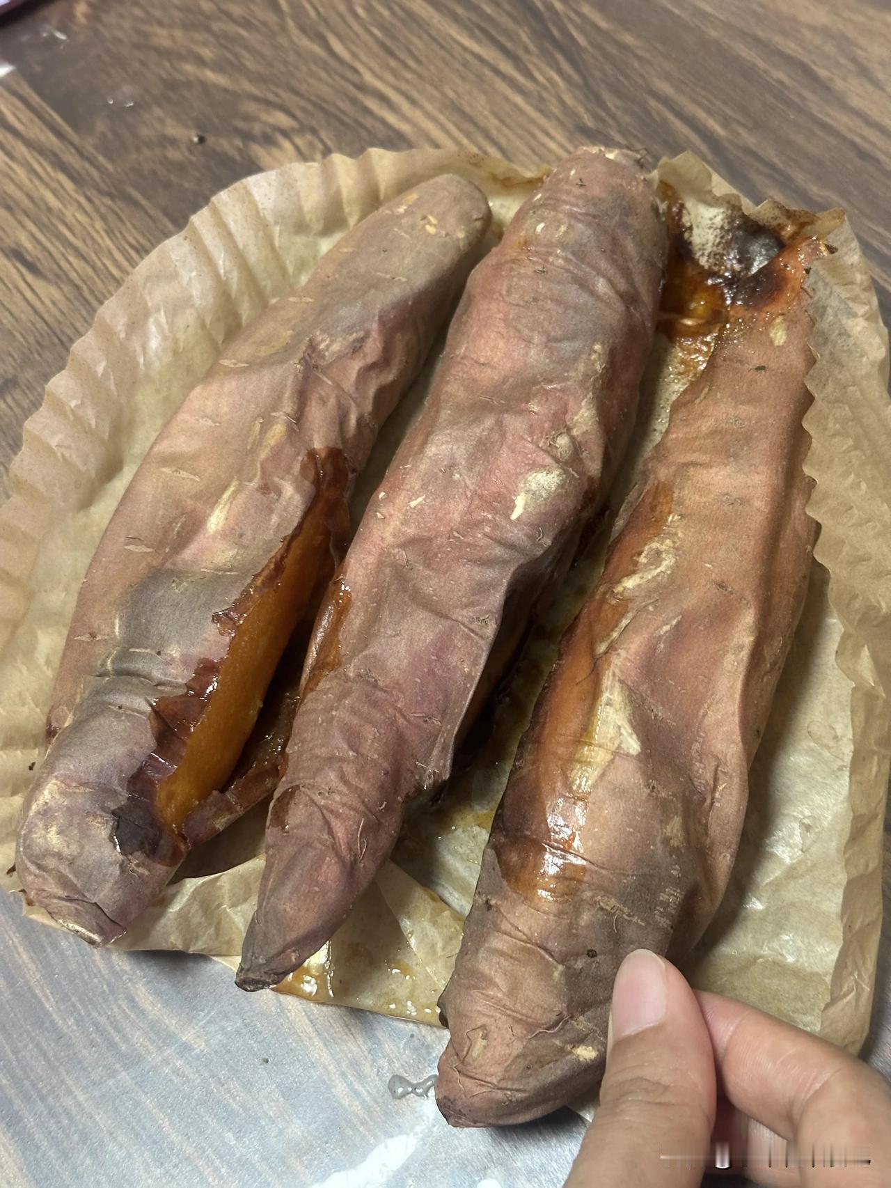 烤的好吃,你们喜欢吃烤红薯吗?寒冷的冬天一来，地铁口就烤红薯味十足，每次路过都